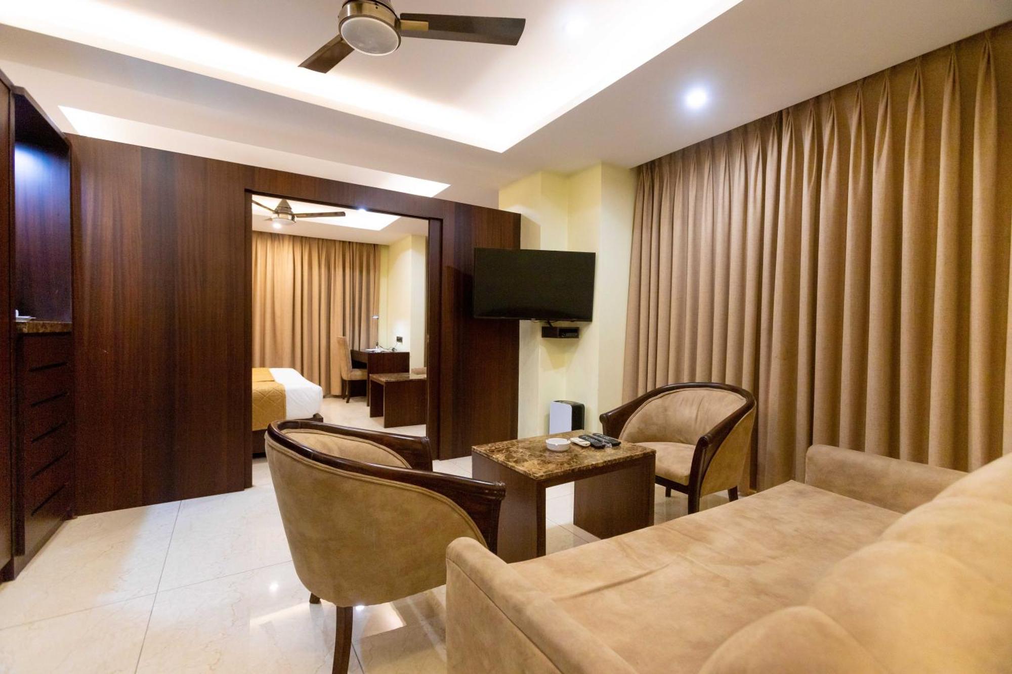 Hotel Godwin - Colaba Mumbai  Buitenkant foto